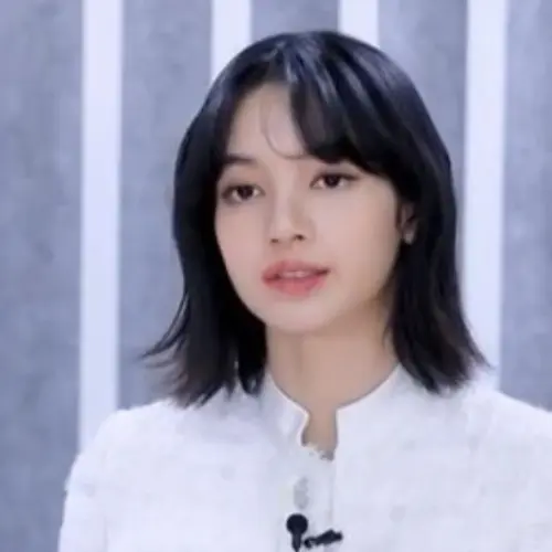 Lisa (BLACKPINK) wolf cut